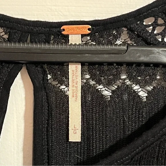 #176 FREE PEOPLE FIRE ISLAND BLACK CROCHET KNIT SCALLOP HEM BLOUSE SIZE LARGE - Picture 5 of 6